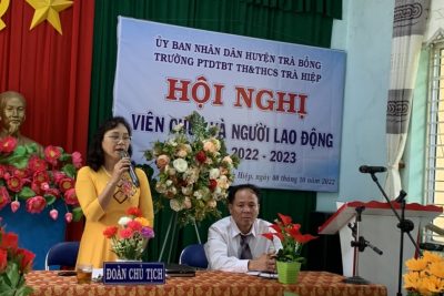 Hiệu trưởng trả lời ý kiến của  giáo viên trong Hội nghị