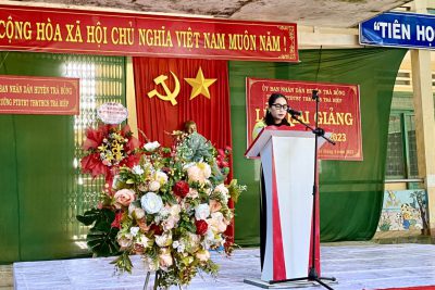 Bà Lê Thị Hồng Hải, thường vụ Huyện ủy, Trưởng ban Tuyên giáo huyện Trà Bồng phát biểu Lễ khai giảng năm học 2022-2023